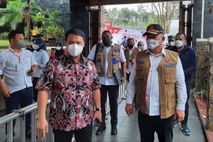 Wakil Ketua MPR RI Ahmad Basarah bersama Ketua BNPB Letjen TNI Ganip Warsito. (rhd) - Dorong Percepatan Vaksinasi, Ahmad Basarah Gelontorkan Ribuan Vaksin di Pendopo Aspirasi