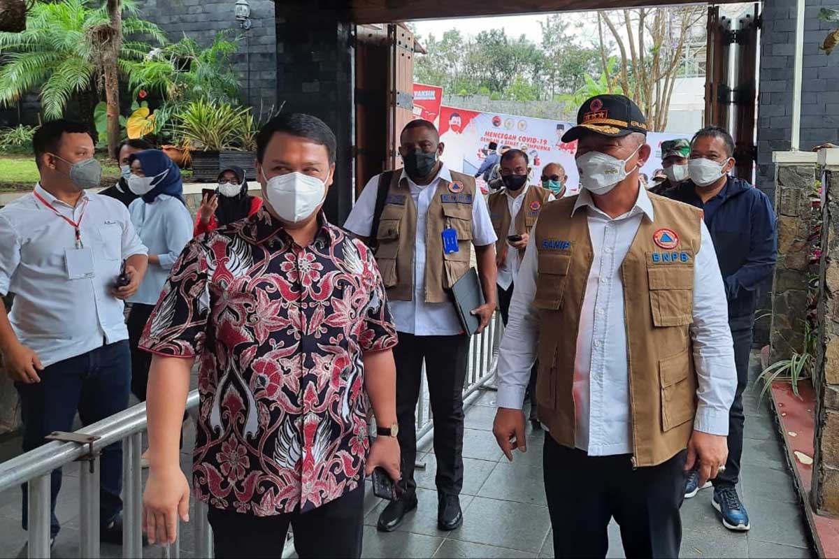Wakil Ketua MPR RI Ahmad Basarah bersama Ketua BNPB Letjen TNI Ganip Warsito. (rhd) - Dorong Percepatan Vaksinasi, Ahmad Basarah Gelontorkan Ribuan Vaksin di Pendopo Aspirasi
