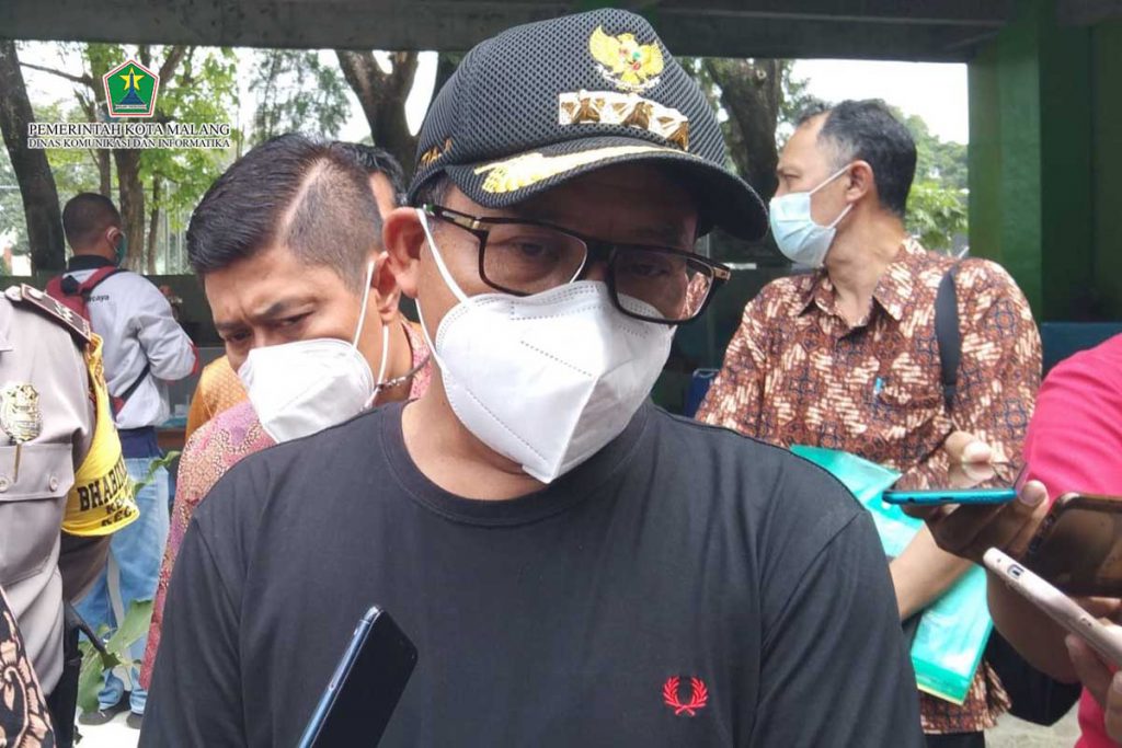 Wali Kota Malang Drs. H. Sutiaji memberikan keterangan kepada awak media. (jaz) - Dulu Bocor, Kini Penerima Bedah Rumah Baznas Merasa Tenang