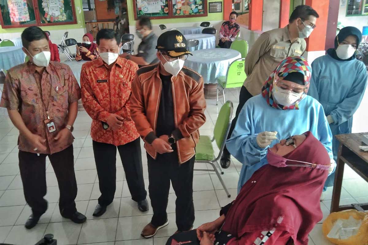 Walikota Malang, Sutiaji, meninjau swab di SMPN 20 Malang. (jaz) - Gelombang Pertama Guru-Siswa Jalani Swab Acak