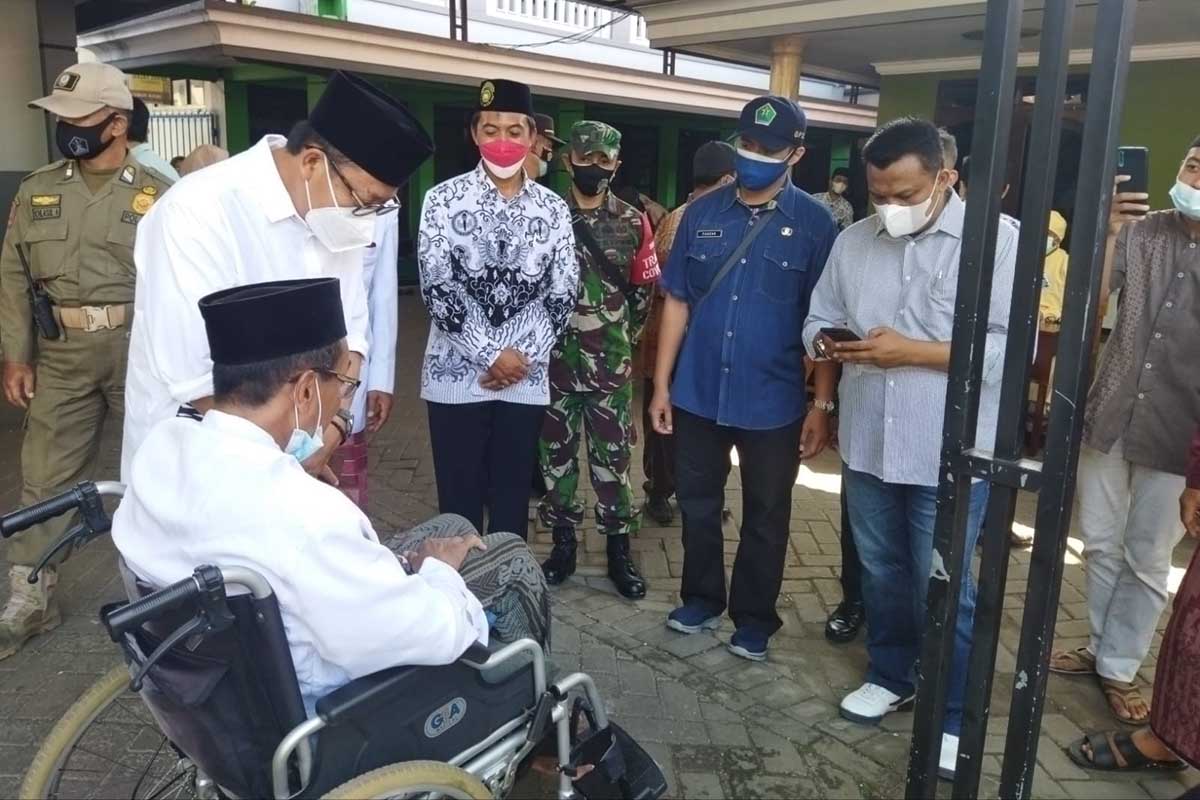 Walikota Malang berdialog dengan pengasuh Ponpes Darul Falah. (ist) - Forkopimda Malang Dukung Vaksinasi Santri Kota Malang