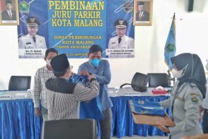 Walikota Malang secara simbolis mengenakan rompi kepada jukir. (jaz) - Dishub Kota Malang Bina Ratusan Jukir