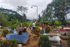 Warga Dusun Sawahan, Desa Yosomulyo saat membenahi tanah makam yang hampir longsor, Selasa (7/9/2021) - Dikira Bongkar dan Rusak Makam, Ini Penjelasan Kades Yosomulyo