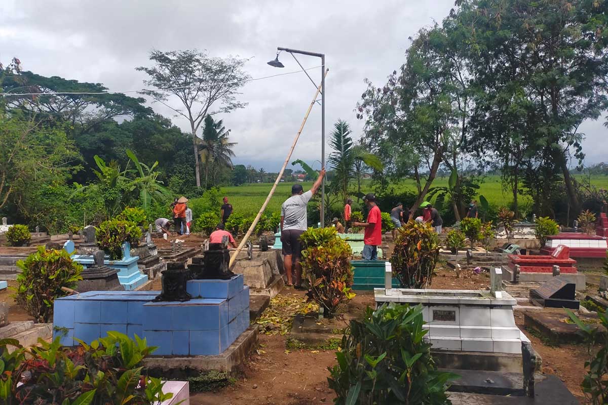 Warga Dusun Sawahan, Desa Yosomulyo saat membenahi tanah makam yang hampir longsor, Selasa (7/9/2021) - Dikira Bongkar dan Rusak Makam, Ini Penjelasan Kades Yosomulyo
