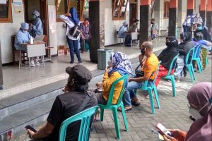 Warga antri dengan prokes menunggu giliran divaksin. (ist) - Al Irsyad Gelontorkan 700 Vaksin Bagi Warga Kasin