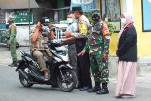 Warga tak bermasker dihentikan dan diberikan peringatan serta masker gratis. (ist) - Tim Gabungan Masifkan Operasi Yustisi Sasar Warga Tak Bermasker