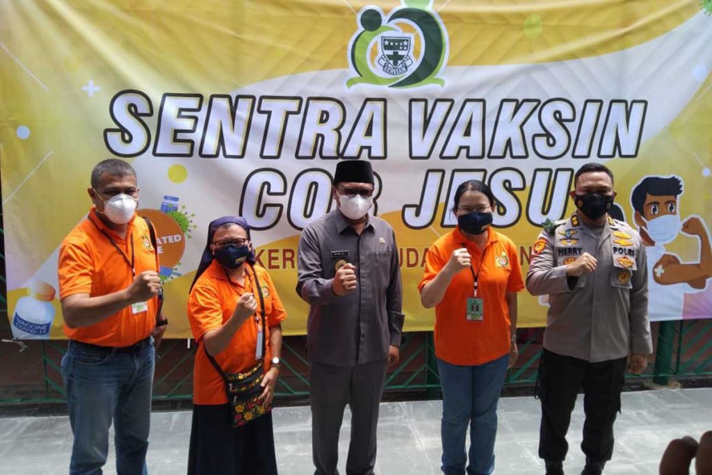 Wawali Kota bersama Kepala Sekolah SMAK Cor Jesu. (jaz) - 600 Pelajar Cor Jesu Divaksin Sinovac