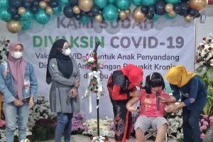 Widayati Sutiaji menemani sahabat disabilitas bersama dokter RS Hermina. (jaz) - Pemkot Malang Gencarkan Vaksin Bagi Disabilitas Hingga Ibu Hamil