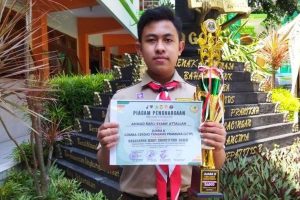 Ahmad Rafli Syarif Attallah (9D), berhasil menjadi juara 2 Lomba Cerdas Tangkas Pramuka tingkat nasional. (ist) - Kado Hari Santri Nasional, MTsN 1 Kota Malang Berikan Kejutan 333 Prestasi