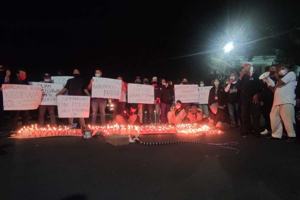 Aksi massa FRONTAL Malang Raya, di depan Balaikota Malang. (rhd) - Seribu Lilin Dukung Polda Jatim Tegakkan Hukum Pelanggaran PPKM di Kondang Merak