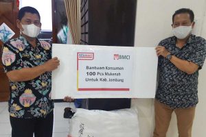 Alfamart salurkan 100 Mukenah kepada Wabup Jombang, Sumrambah. (ist) - Alfamart-BMCI Salurkan 100 Mukenah untuk Warga Jombang