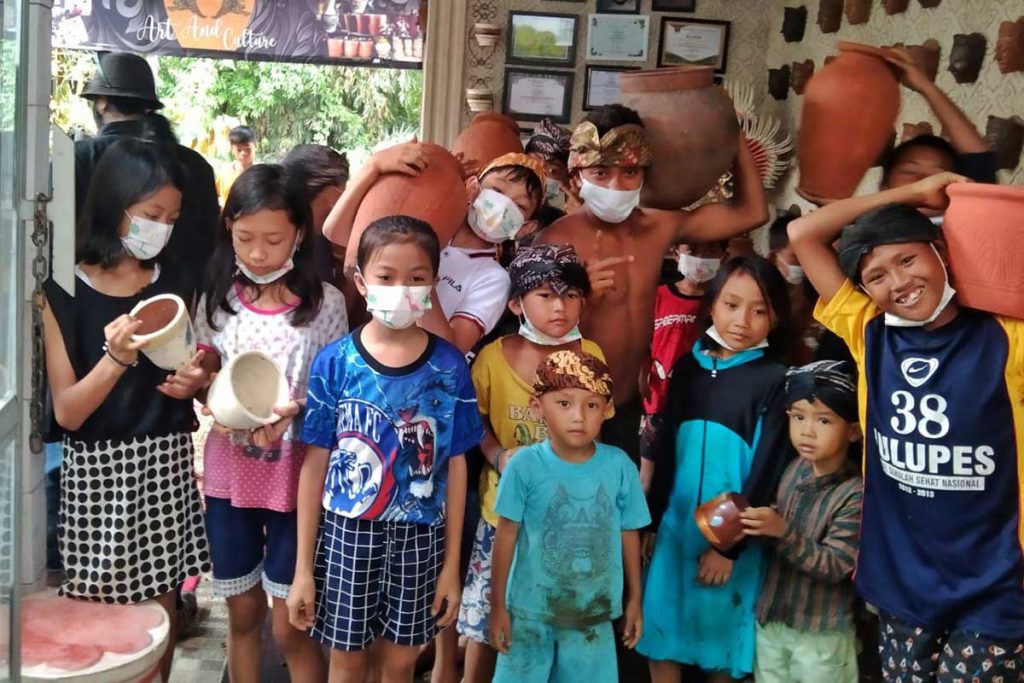 Anak-anak menunjukkan gerabah yang sudah jadi. (jaz) - Geliat Potensi Kampung Gerabah Penanggungan Khas Ornamen Timbul