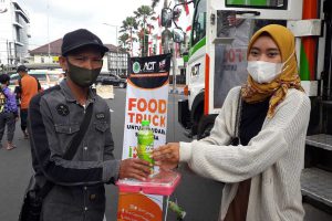 Anggota Aksi Cepat Tanggap (ACT) memberikan makanan gratis kepada warga Jember. (ist) - ACT Jember Luncurkan Food Truck, Sediakan 1.000 Porsi Makanan Gratis