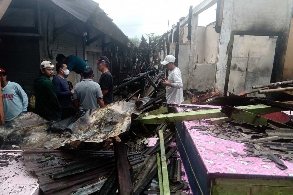 Anggota Komisi i DPRD Banyuwangi, Syamsul Arifin (pakai masker putih) saat meninjau pasca kebakaran di pasar Kalibaru, Minggu (10/10/2021) pagi. (Hafid Bahtiar, SERU.co.id) - DPRD Banyuwangi Siap Anggarkan Pembangunan Pasar Kalibaru