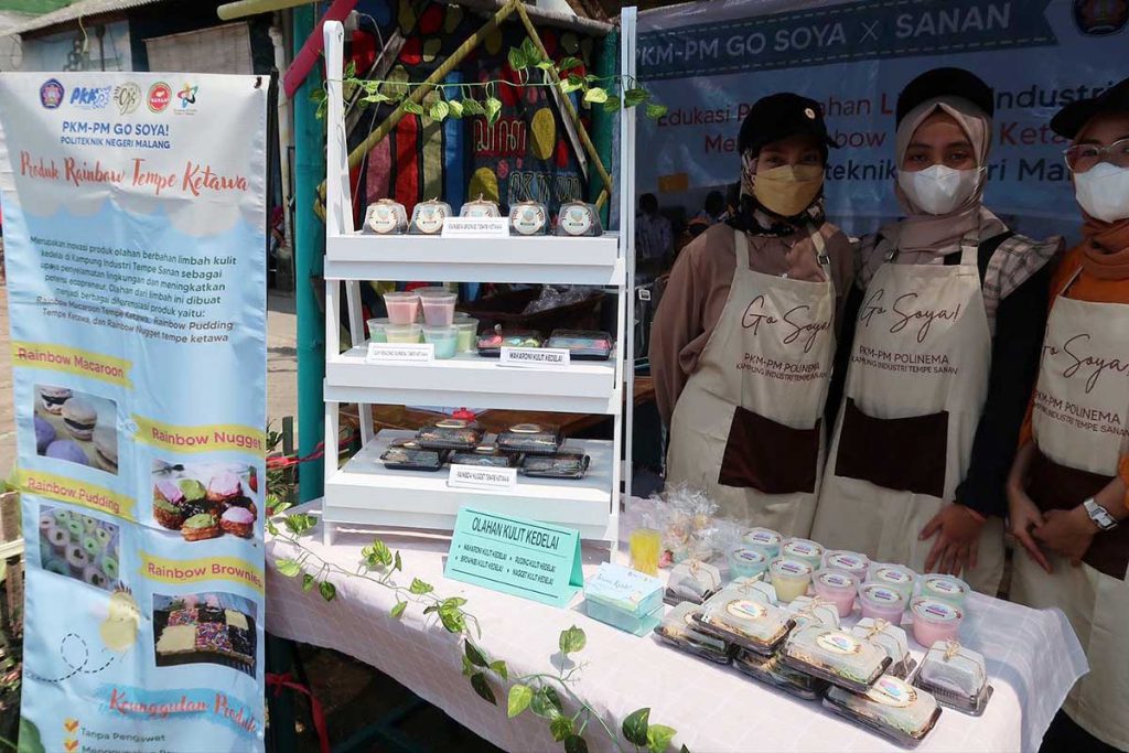 Anggota Pokdarwis Kampung Sanan memamerkan beragam produk tempe. (ist) - Bangkit dari Pandemi, Kampung Sanan Inovasi Tempe Hingga Limbah Jadi Beragam Produk