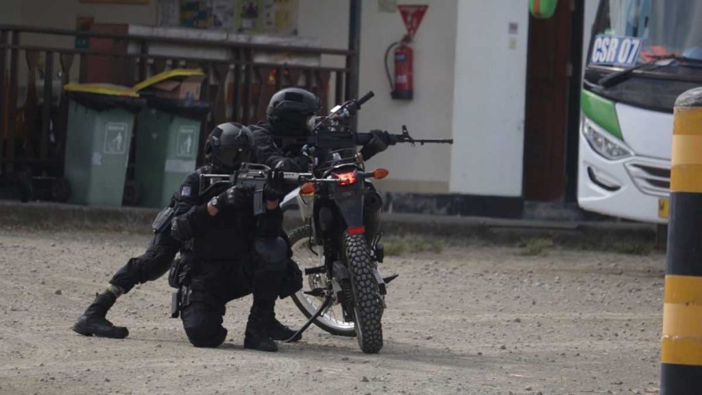 Anggota Rider Bataliyon 509 saat simulasi pembebasan sandera dan penyergapan teroris, bertempat di kantor External Affair PT Bumi Suksesindo - Batalyon Rider 509 Berhasil Sergap Teroris