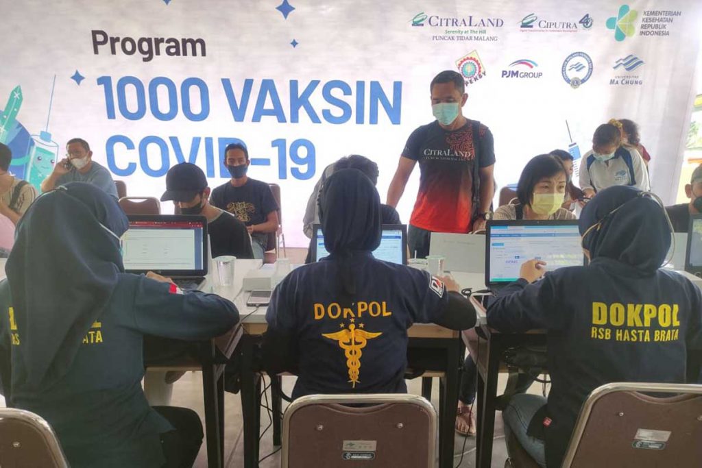 Animo masyarakat antri skrining. (rhd) - Universitas Ma Chung - Ciputra Group Gulirkan 1.000 Dosis Vaksin Wujudkan Herd Immunity
