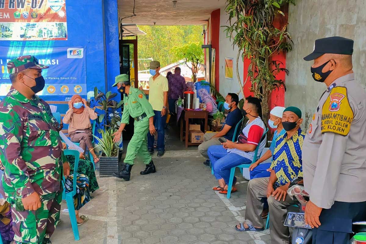 Antrian vaksin sesuai prokes. (ist) - 468 Warga Dari 7 RW Kiduldalem Divaksin