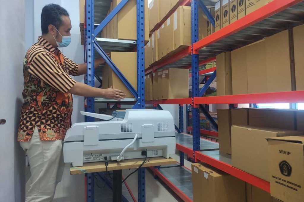 Arsip yang tertata rapi di ruang perpustakaan arsip. (rhd) - Dipercaya PAPTI, UB Tuan Rumah ICoASHE 2021