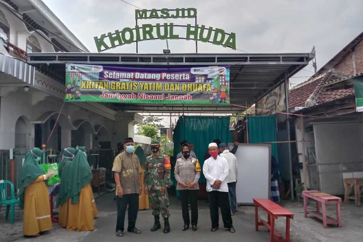 Babinsa-Bhabinkamtibmas Sukun kawal sunatan massal gratis di Masjid Khoirul Huda, Sukun. (ist) - Babinsa-Bhabinkamtibmas Sukun Kawal Sunatan Massal
