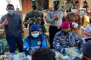 Babinsa dan Babinkamtimas mengawal vaksinasi. (ist) - Kodim 0833 Dampingi Vaksinasi di Bumiayu dan Pisangcandi