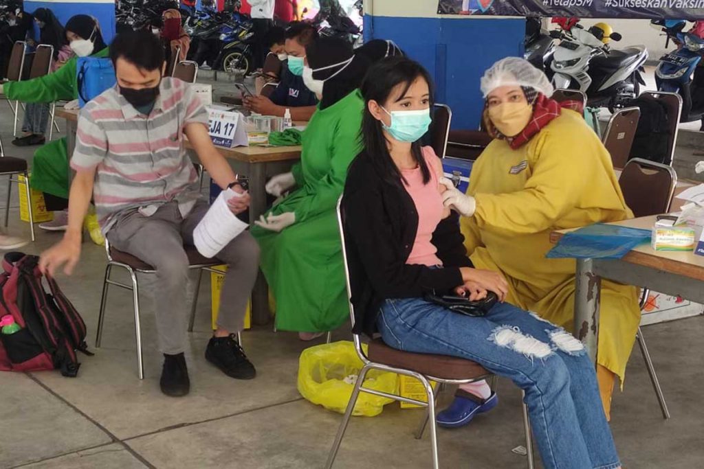 Beberapa mahasiswa penerima vaksin. (rhd) - Universitas Ma Chung - Ciputra Group Gulirkan 1.000 Dosis Vaksin Wujudkan Herd Immunity