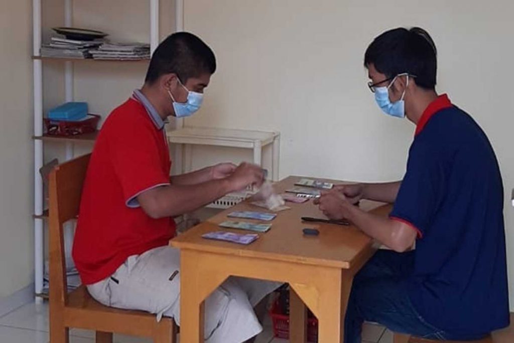 Belajar mengenal warna dan nominal uang, sebagai bekal kemampuan sosial ekonomi. (mac) - Malang Autism Center Kenalkan Metode Ampuh Tangani ABK, Ikuti Webinar Gratisnya