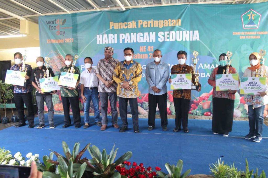 Bersama para pemenang Lomba Urban Farming. (ist) - Hari Pangan Sedunia, Bung Edi Ajak Masyarakat Ciptakan Ketahanan Pangan