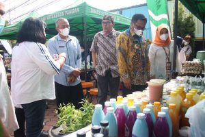 Bung Edi meninjau produk hasil pertanian/pangan dan produk olahan program ketahanan pangan. (ist) - Hari Pangan Sedunia, Bung Edi Ajak Masyarakat Ciptakan Ketahanan Pangan