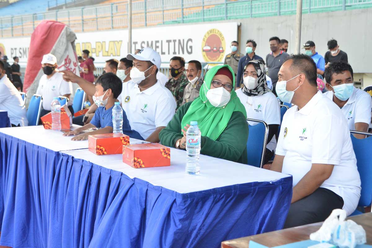 MENONTON: Bupati Gresik, Fandi Akhmad Yani didampingi Wakil Bupati Gresik Aminatun Habibah saat menonton pertandingan - PSSI Gresik Gelar Turnamen Piala Bupati Gresik U-20 - Jaring Bibit Pemain Berbakat
