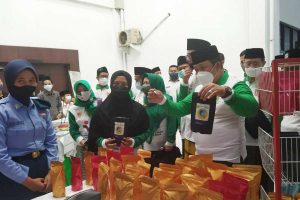 Bupati Hendy Siswanto saat mengunjungi produk hasil karya anak santri di stand bazar. (ist) - Meriahkan Hari Santri Nasional, Santri Kabupaten Jember Buka Bazar