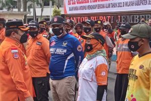 Bupati Jember Hendy Siswanto saat melaksanakan Apel Kesiapsiagaan Bencana Tahun 2021 di halaman Kantor Bupati Jember. (ist) - Pemkab Jember Gelar Apel Pasukan dan Peralatan Kesiapsiagaan Bencana Tahun 2021