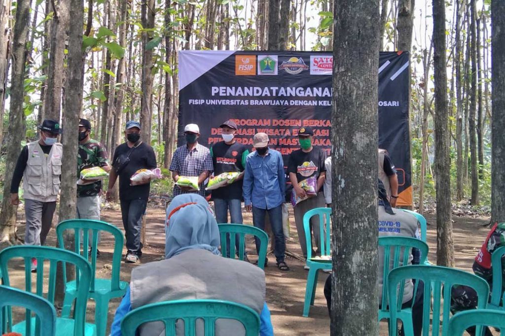 Diakhir sesi, ada pemberian sembako terhadap petugas kebersihan dan Linmas Kelurahan Merjosari. (jaz) - FISIP UB Gandeng Vila Bukit Tidar, Kembangkan Sobo Genting