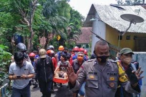 Diduga pelaku curanmor ditandu oleh petugas. (ist) - Usai Tabrak Tiang, Diduga Sopir Curanmor Kabur Nekat Perosok Sungai Brantas