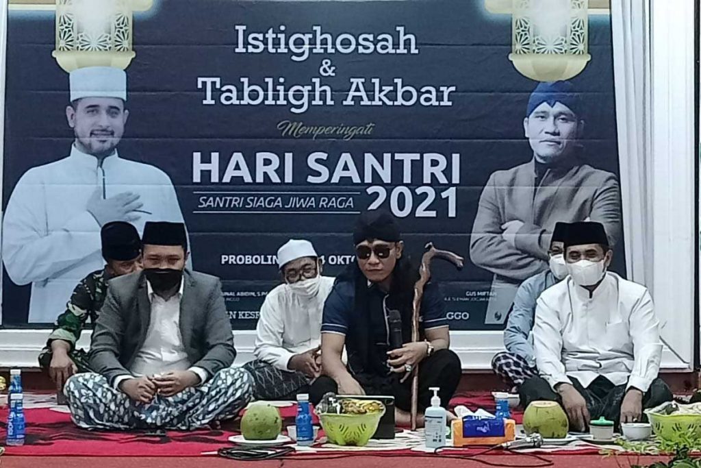 Diiringi pembacaan sholawat dalam peringatan Hari Santri Nasional. (ist) - Pemkot Probolinggo Gelar Tablig Akbar Hari Santri Nasional, Hadirkan Gus Miftah