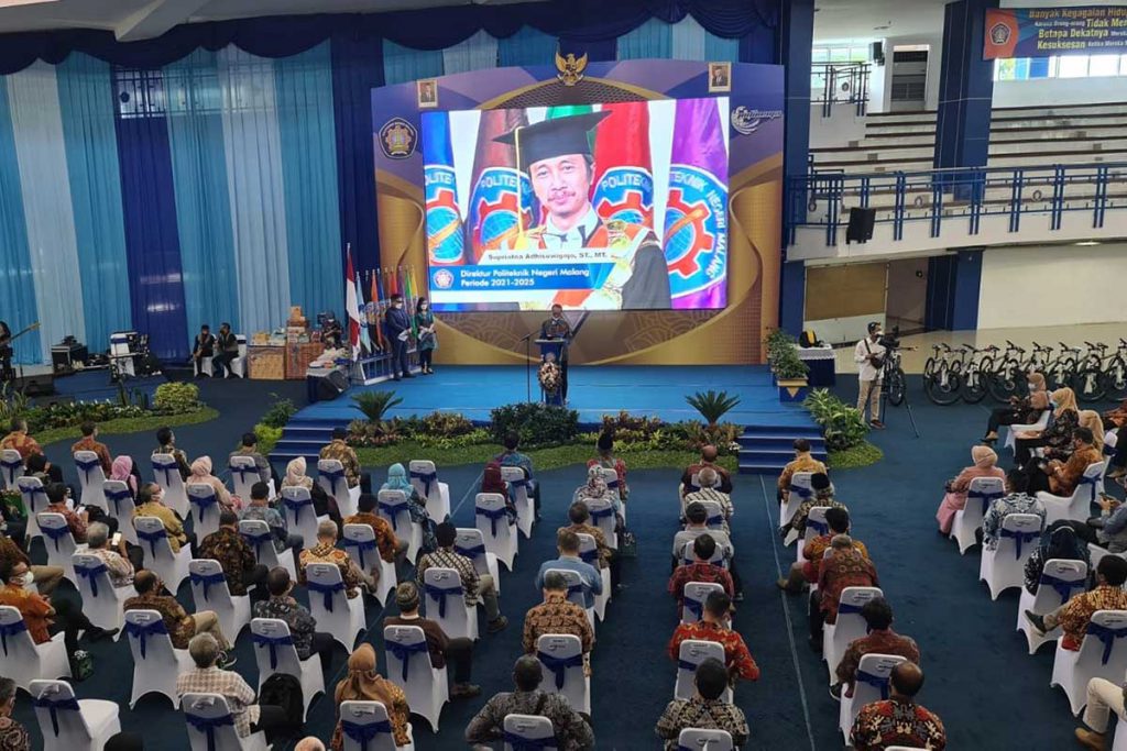 Direktur Polinema Supriatna Adhisuwignjo, ST, MT, menyampaikan sambutannya. (ist) - Suasana Haru Bahagia Warnai Pisah Sambut Direktur Polinema