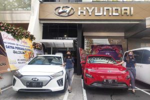 Dua varian mobil listrik Hyundai. (rhd) - Hyundai Hadirkan Mobil Listrik Ramah Lingkungan Pertama di Malang dan Surabaya