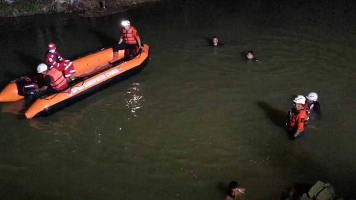 Evakuasi siswa yang meninggal di Ciamis. (ist) - 11 Siswa di Ciamis Tewas Saat Susur Sungai
