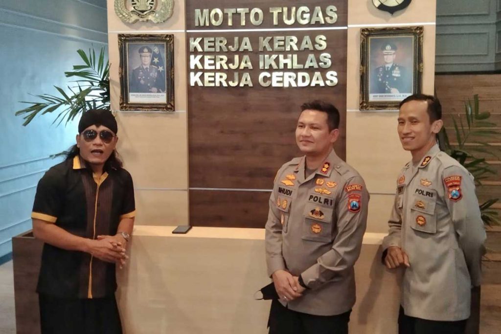 Foto bersama jajaran Polresta Makota dengan Gus Miftah di lobi. (jaz) - Perdana, Podcast Rapopo Sis Polresta Makota Hadirkan Gus Miftah
