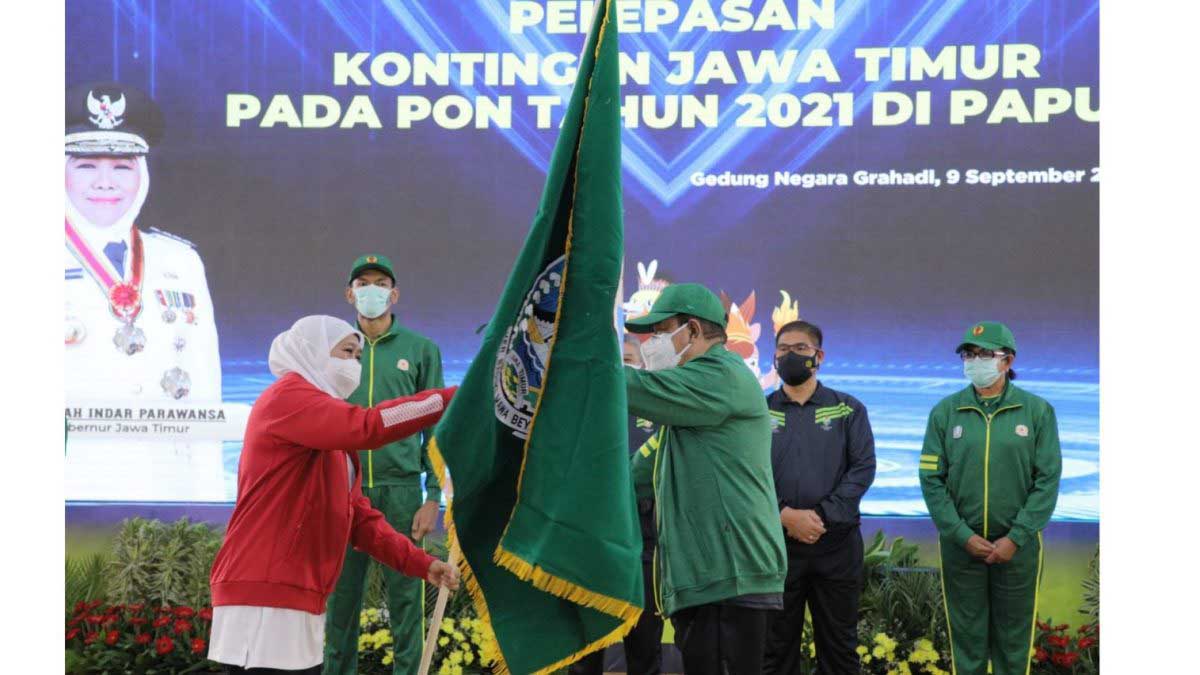 Gubernur Jatim Khofifah Indar Parawansa dan kontingen Jatim PON XX Papua. (ist) - Jatim Peringkat Tiga di PON XX Papua, Gubernur Khofifah Tetap Bangga