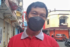 H Sucipto Hadi Wijoyo, pemilik keripik Singkong Cap Lumba-lumba ditemui saat berkunjung di Memo X. (jaz) - Pak Cip Optimis Pertumbuhan Ekonomi Bisa Naik