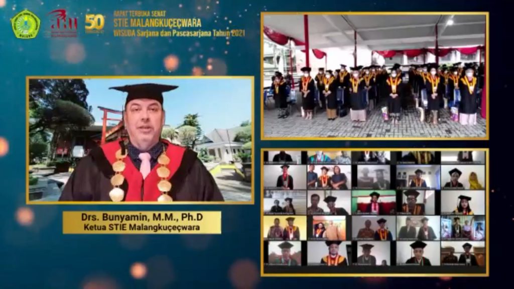 Seremonial wisuda hybrid STIE Malangkucecwara.