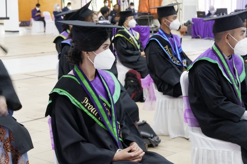 Wisudawan-wisudawati terbaik Unitri.