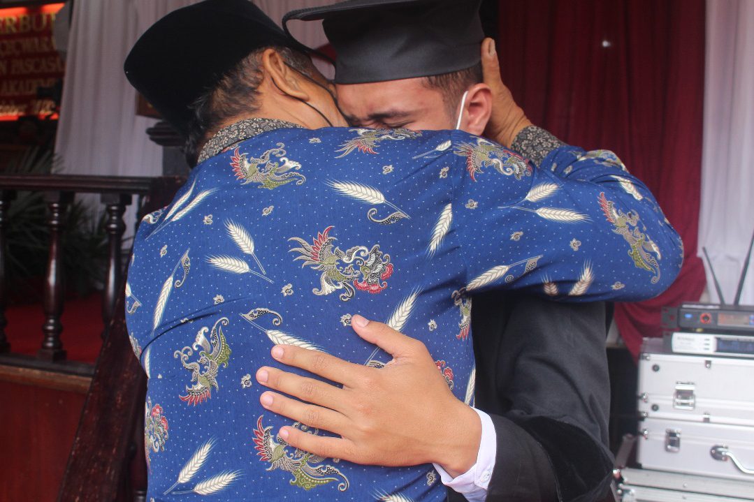 Faiq dan ayahnya berpelukan, setelah dipertemukan oleh panitia wisuda.