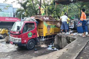 Ilustrasi dump truk DLH Kota Malang angkut sampah di TPS. (jaz) - Perbaiki Sanitary Landfill, DLH Anggarkan Rp12 Miliar