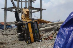 Insiden jatuhnya crane di Depok. (ist) - Seorang Anak Perempuan Tertimpa Crane Proyek yang Jatuh