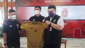 Jalinan kerjasama ini langsung dihadiri oleh Bupati Kediri, Hanindhito Himawan Pramana dan dari pihak Apparel Noto dihadiri oleh Riski Adi Nugraha sebagai Manajer Operasional - Persedikab Resmi Jalin Kerjasama dengan Apparel Noto Asal Jember