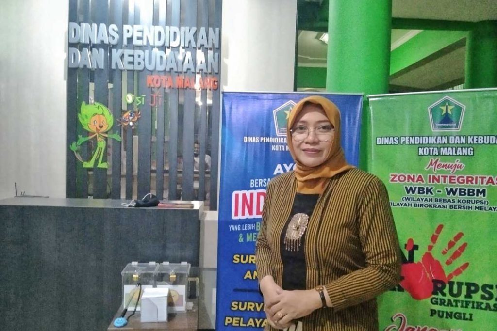 Kabid Kebudayaan, Dian Kuntari memberikan penjelasan tujuan diadakan seminar Cagar Budaya. (jaz) - Disdikbud Kota Malang Perkuat Literasi Merawat Cagar Budaya
