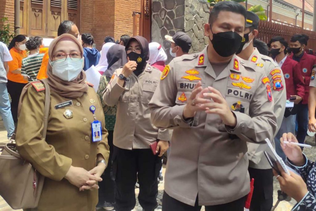 Kapolresta Makota bersama Kacabdin tinjau vaksin kedua. (ist) - Polresta Makota Percepat 4.000 Vaksin Dosis Kedua Pelajar SMA-SMK