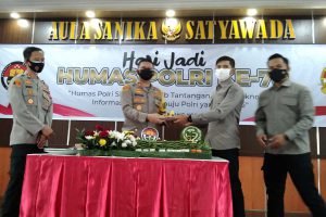 Kapolresta Malang Kota, AKBP Budi Hermanto SIK MSi secara simbolis memberikan potongan tumpeng. (jaz) - Peringati Hari Jadi Humas Polri ke-70, Buher: Berikan Informasi Valid & Baik